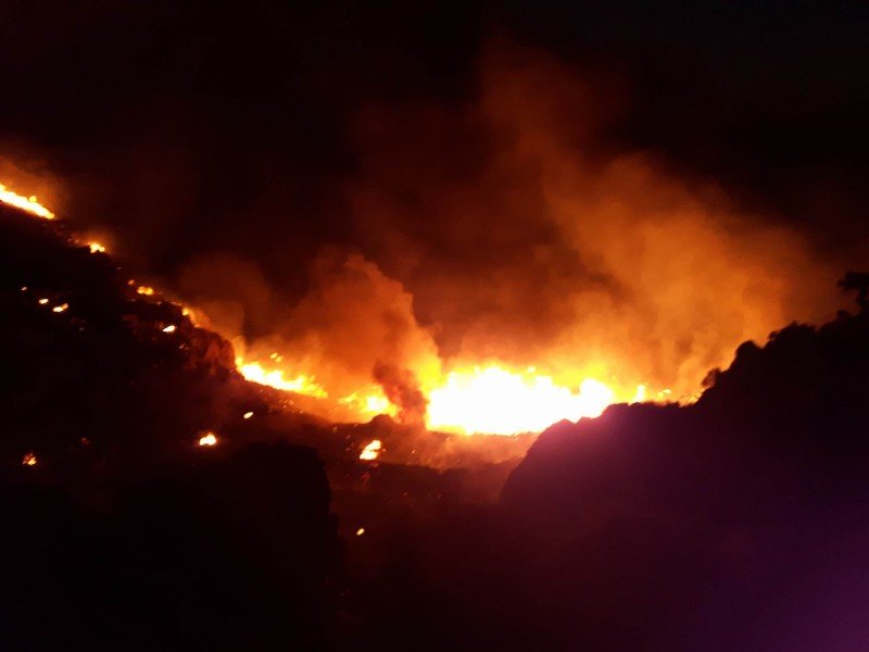Σε πλήρη εξέλιξη η φωτιά στο Σέλινο – Ολονύχτια αναμένεται η μάχη με τις φλόγες (βίντεο)
