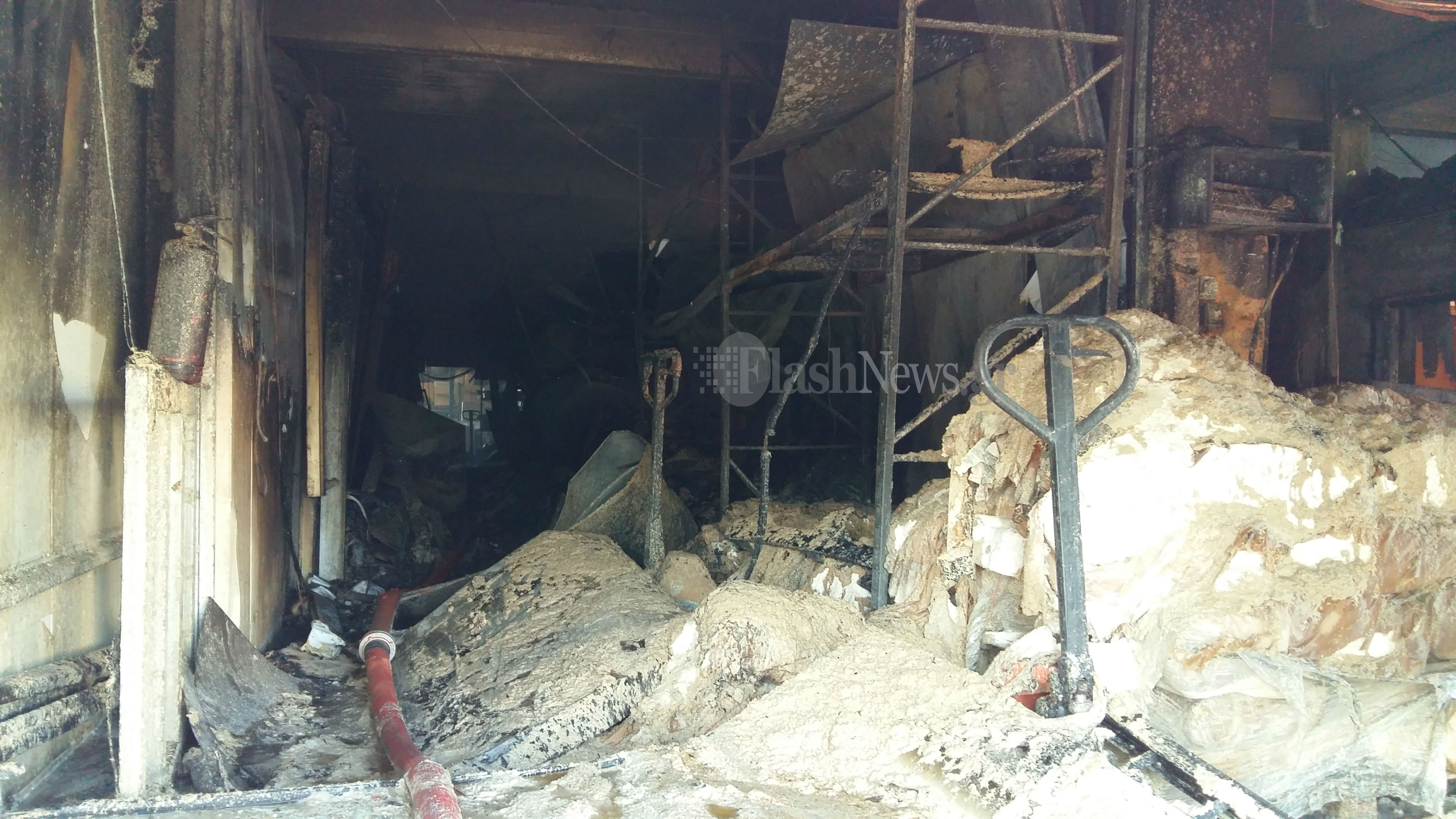 Τεράστια καταστροφή από τη φωτιά στην αποθήκη επιχείρησης στα Χανιά (φωτο)