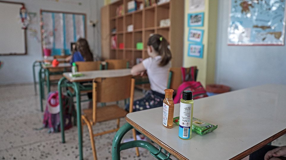 Κορονοϊός: Αποφασίζουν οι ειδικοί για το άνοιγμα των σχολείων – Οι ημερομηνίες