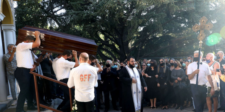 Κηδεία Γ. Πουλόπουλου: Η Ελλάδα αποχαιρέτισε την “μελαγχολική φωνή” του ελλ. τραγουδιού