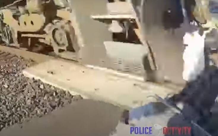 Βίντεο που κόβει την ανάσα:Αστυνομικός έσωσε άτομο σε καροτσάκι που είχε κολλήσει σε ράγες