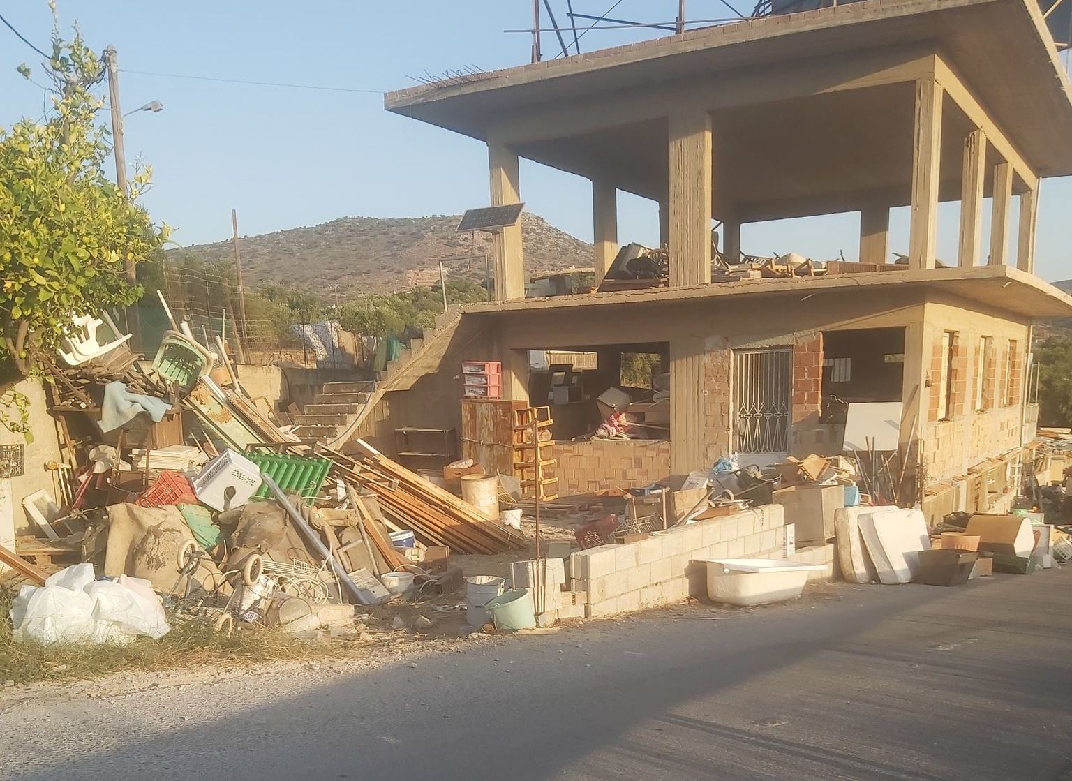 Ο Δήμος Αγίου Νικολάου απομάκρυνε όγκους απορριμμάτων που συγκέντρωνε ρακοσυλλέκτης