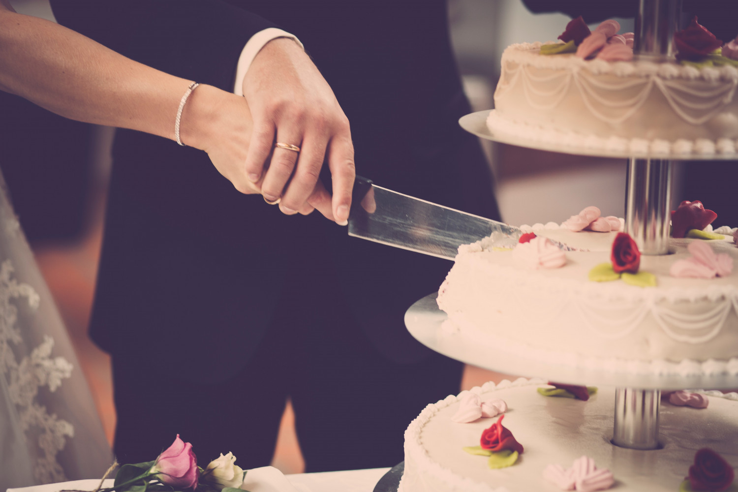 Κορονοϊός: Περισσότερα από 12 κρούσματα σε γάμο – Θετικοί γαμπρός, νύφη και κουμπάρα
