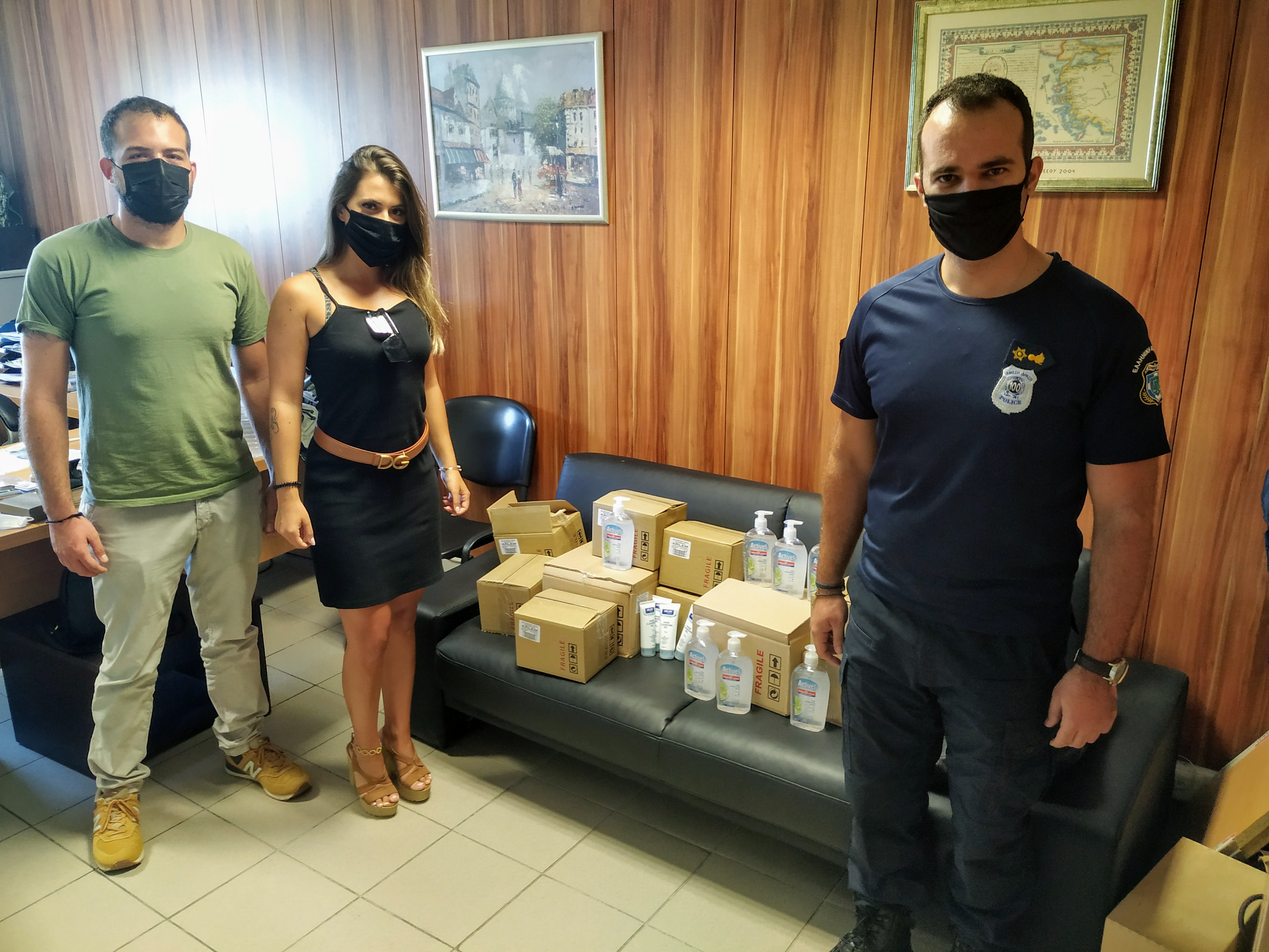 Δωρεά αντισηπτικών για τους αστυνομικούς στο Ηράκλειο
