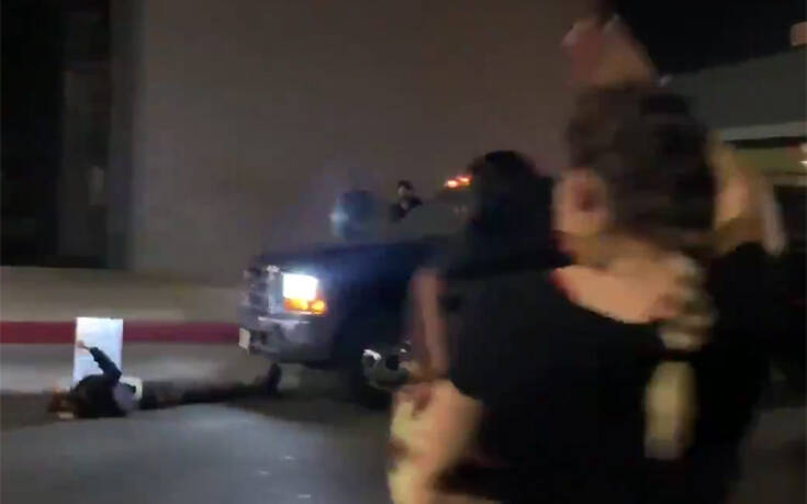 Ανατριχιαστικό βίντεο με οδηγό που περνά σκόπιμα μέσα από τον κόσμο και χτυπά διαδηλωτή
