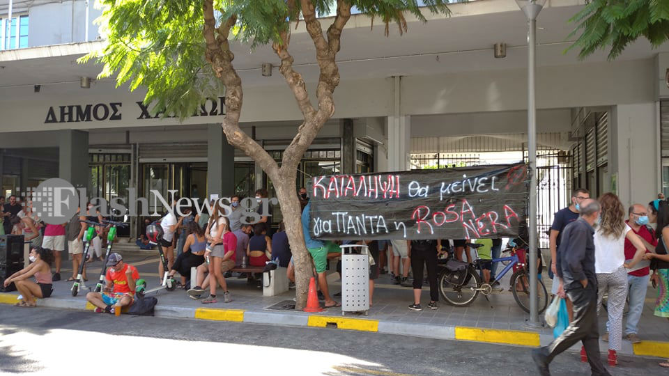 Δημαρχείο Χανίων: Διαμαρτύρονται για την εκκένωση της κατάληψης της Rosa Nera (φωτο)