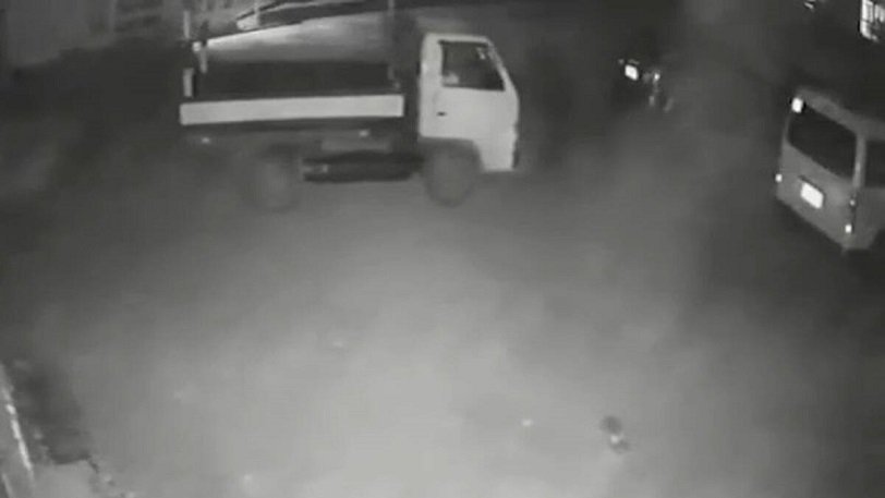 Φορτηγό-φάντασμα: Έκανε όπισθεν και άνοιξε η πόρτα του συνοδηγού ενώ δεν ήταν κανείς μέσα