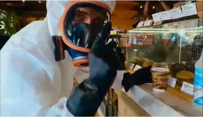 Κορωνοϊός: Κρητικός ντύθηκε “αστροναύτης” να πάει για καφέ (βιντεο)