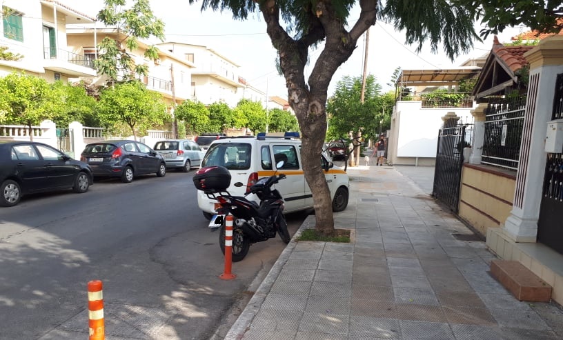 Αυτοκίνητο του Δήμου Χανίων δίνει το …κακό παράδειγμα σε δρόμο της πόλης (φωτο)