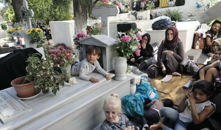 Μόρια η επόμενη ημέρα : Πρόσφυγες και παιδιά κοιμούνται στους δρόμους και στο νεκροταφείο