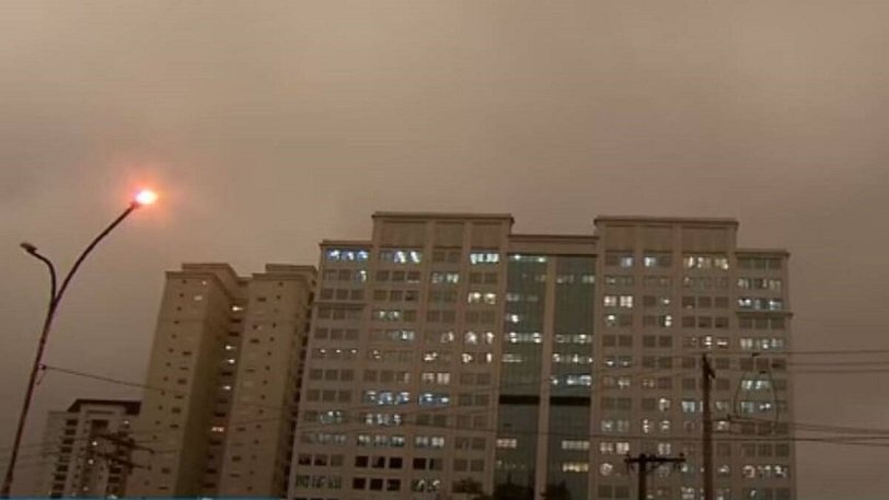 Η μέρα έγινε νύχτα και έριξε μαύρη βροχή στο Σάο Πάολο εξαιτίας των πυρκαγιών
