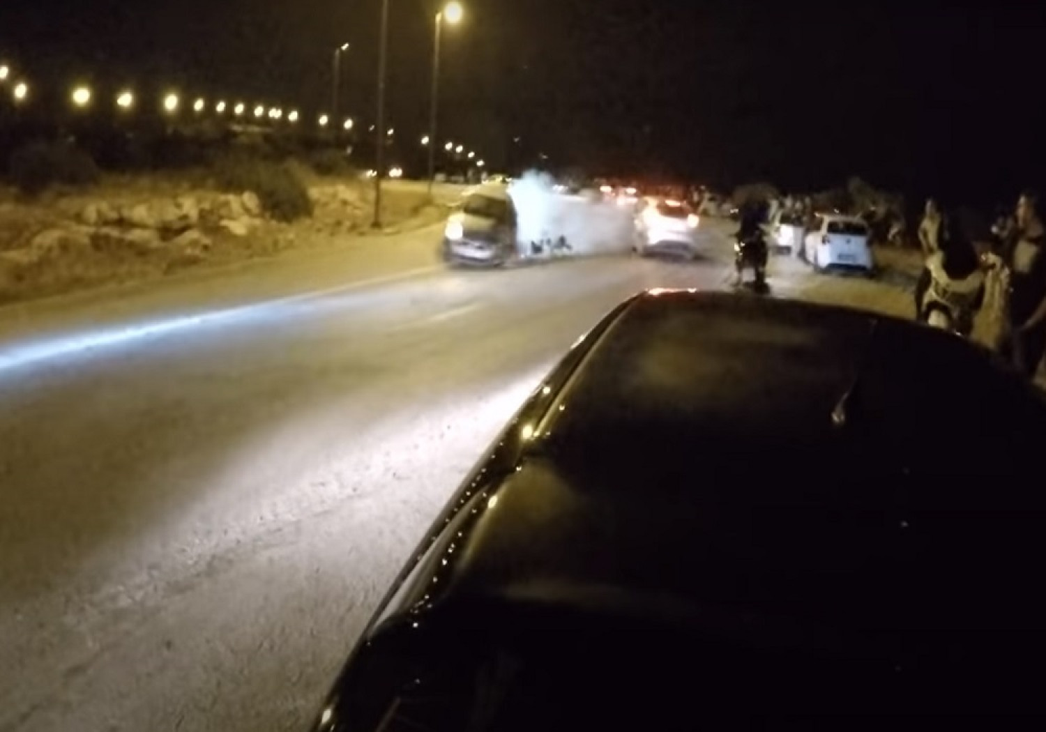 Σοκαριστικό τροχαίο! Η στιγμή που δύο αυτοκίνητα τρακάρουν μετωπικά (βιντεο)