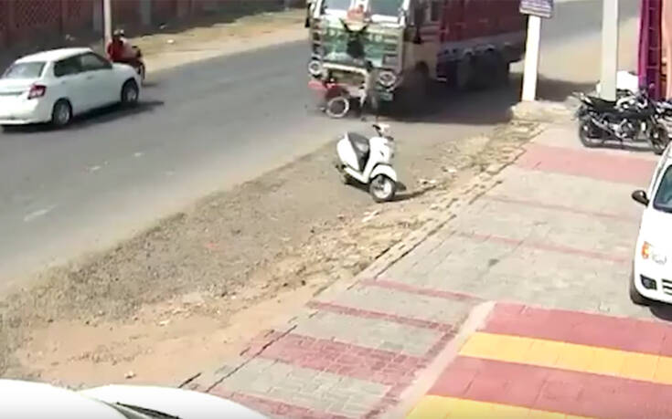 Απίστευτο βίντεο: Αγοράκι παρασύρεται από φορτηγό και… βγαίνει χωρίς γρατζουνιά