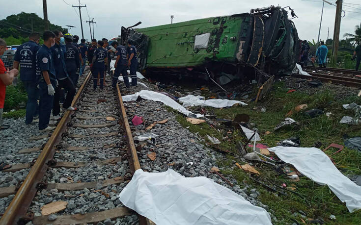 Ταϊλάνδη: Η στιγμή που λεωφορείο συγκρούεται με τρένο – Στους 17 οι νεκροί