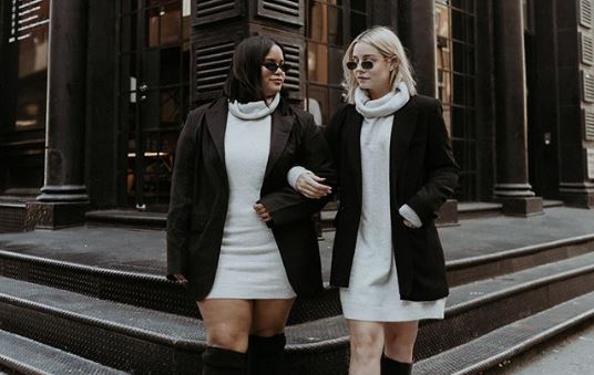 Δύο φίλες influencers με διαφορετικό σωματότυπο φορούν τα ίδια ρούχα και τα υποστηρίζουν