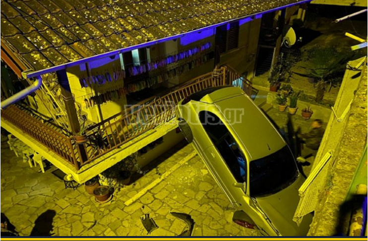 Σοκαριστικό τροχαίο στη Βέροια, αμάξι προσγειώθηκε σε αυλή σπιτιού