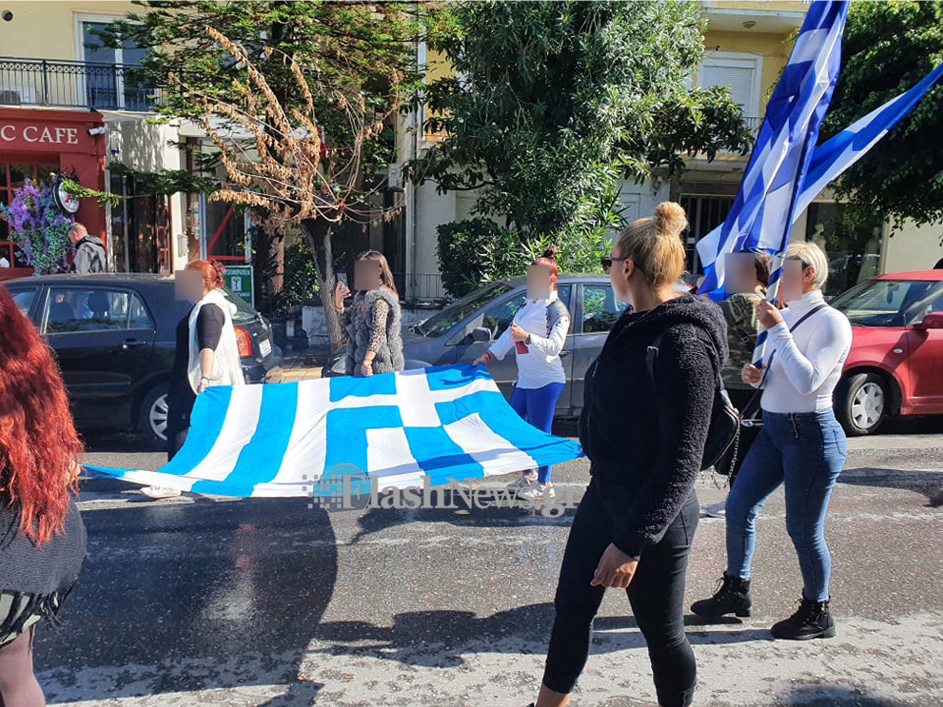 Αυτοδημιούργητη παρέλαση… με παρατράγουδα στο Ηράκλειο (φωτο)