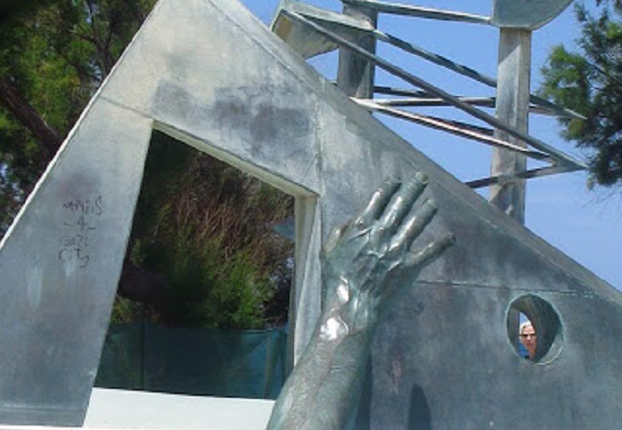 Γυμνή φωτογράφιση στο μνημείο του ναυαγίου “Ηράκλειον” στα Χανιά (φωτο)