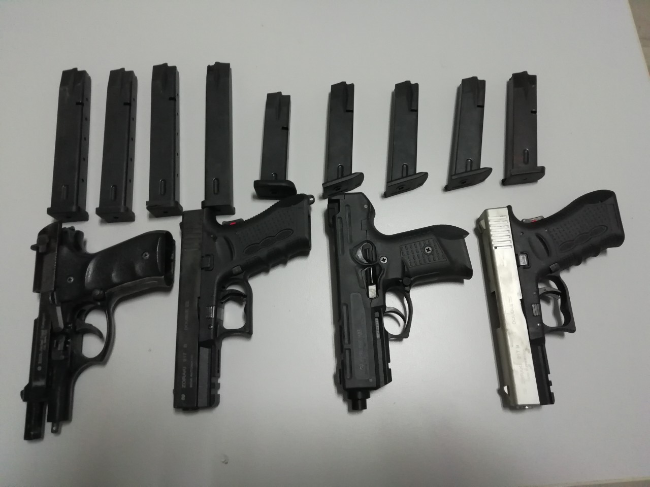 Τέσσερα πιστόλια και 8 γεμιστήρες βρέθηκαν στην κατοχή ατόμου στον δήμο Πλατανιά