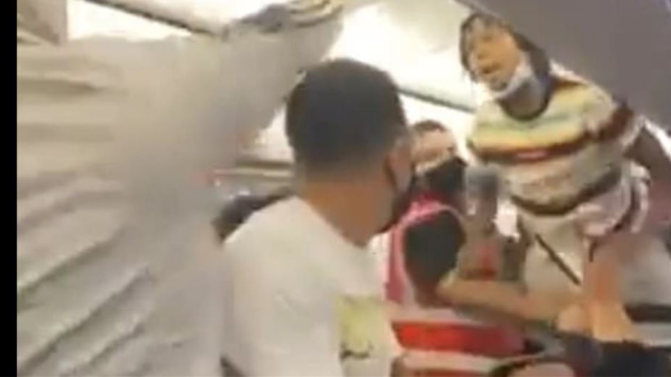 Άγριος καβγάς με ξύλο για γυναίκα αρνητή της μάσκας σε αεροπλάνο (βίντεο)