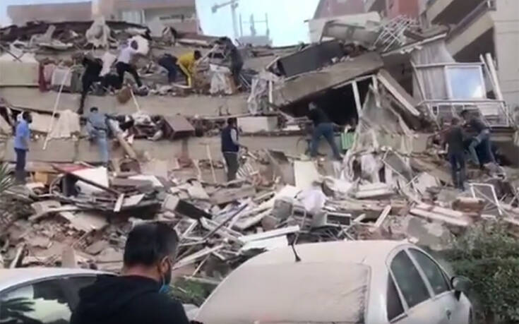 Βίντεο: Η στιγμή που καταρρέει κτίριο στη Σμύρνη – Τεράστιες ζημιές από τον σεισμό