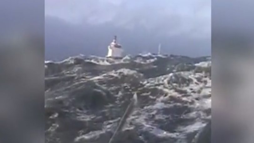 Ρυμουλκά παλεύουν με κύματα 6 μ. για να αποτρέψουν ατύχημα πλοίου 4000 τόνων (βίντεο)