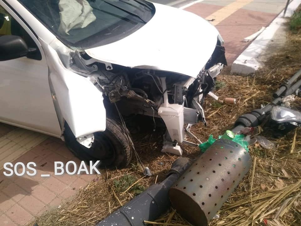 Αυτοκίνητο σε τροχαίο στα Χανιά πήρε σβάρνα τα κιγκλιδώματα και έπεσε σε στύλο (φωτο)
