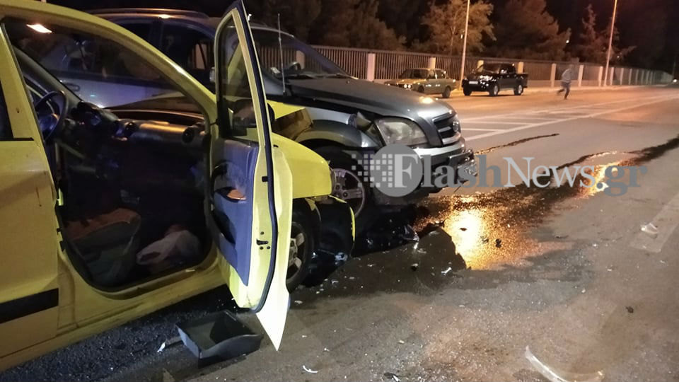 Σφοδρή σύγκρουση δύο αυτοκινήτων στην είσοδο του Πολυτεχνείου Κρήτης στα Χανιά (φωτο)