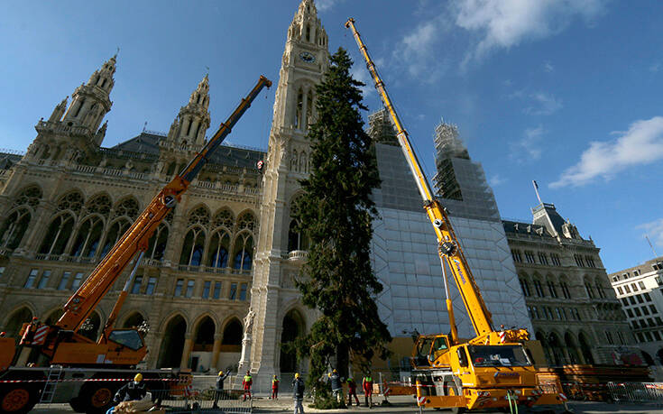 Αυστρία: Δύο τεράστια χριστουγεννιάτικα δένδρα σε κεντρικά σημεία της Βιέννης