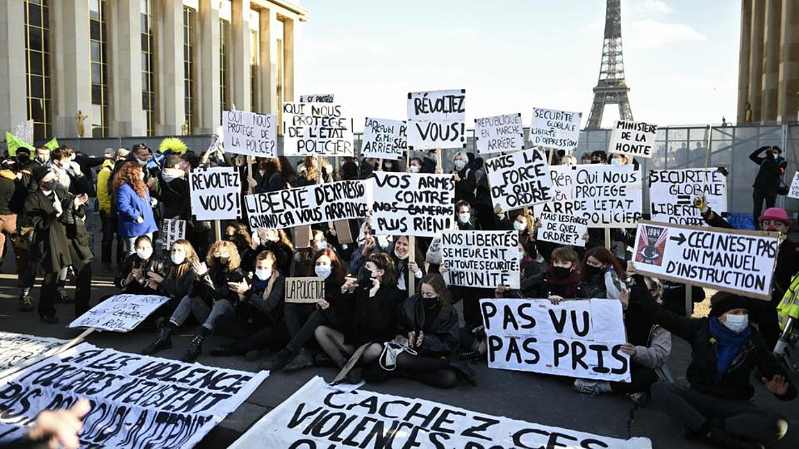 Γαλλία: Χιλιάδες κατά του νομοσχεδίου που περιορίζει τη μετάδοση εικόνων αστυνομικών