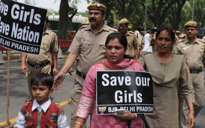 Ινδία: Βιάζουν γυναίκες για να τις «βάλουν στη θέση τους»