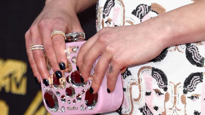 Πώς μπορείτε να διπλασιάσετε τη ζωή του μανικιούρ σας; Celebrity manicurist απαντά