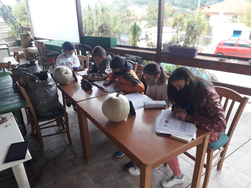 Μαθητές σε χωριό κάνουν μάθημα στο κρύο, σε καφενείο με δύο κινητά τηλέφωνα (φωτο)