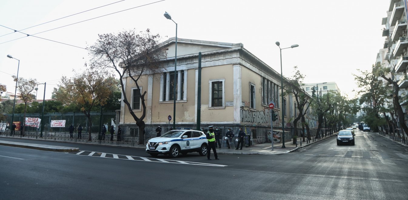 Πολυτεχνείο: Κατάθεση στεφάνου από την Σακελλαροπούλου – Μόνο αστυνομικοί στην Πατησίων
