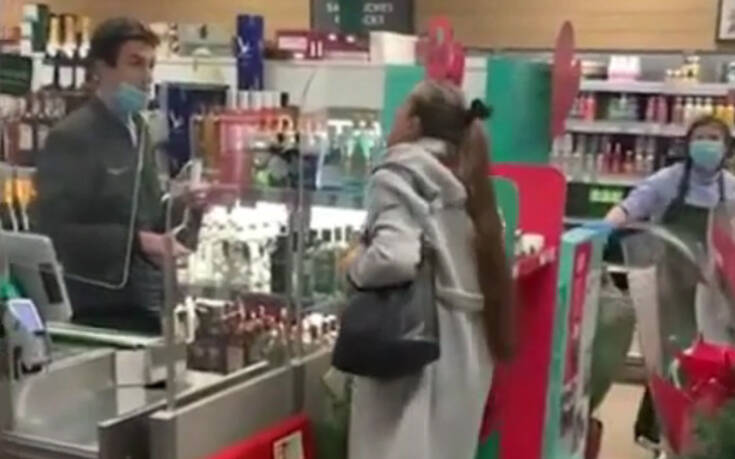 Χαμός σε κατάστημα με γυναίκα να φτύνει τον ταμία: «Είσαι νεκρός»
