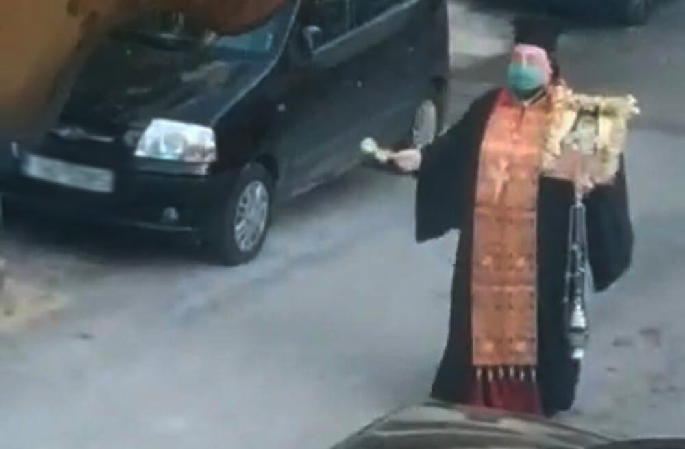 Lockdown: Ιερέας έκανε λιτανεία εικόνας και έψελνε μόνος του στους δρόμους
