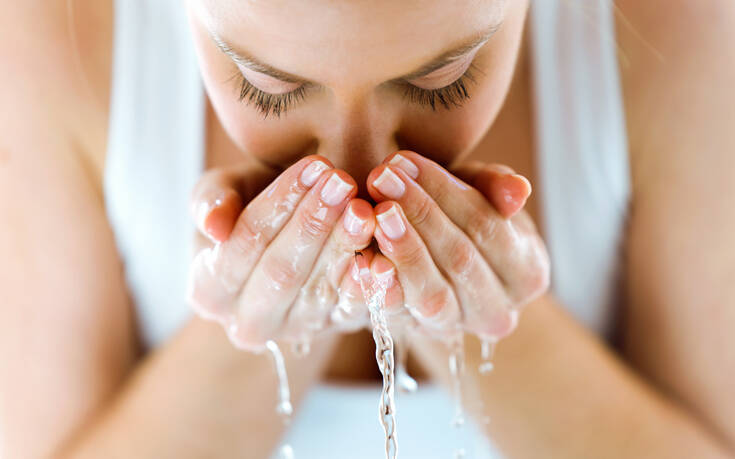 Τα λάθη που κάνετε όταν πλένετε το πρόσωπό σας και πρέπει να σταματήσετε άμεσα