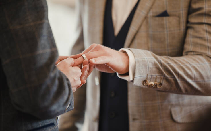 Νεαρός παντρεύτηκε τον κολλητό του για να κάνουν γαμήλιο γλέντι με 150 φίλους