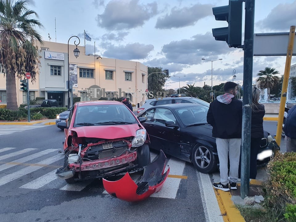 Τροχαίο ατύχημα με δύο αυτοκίνητα στο Ηράκλειο (φωτο)