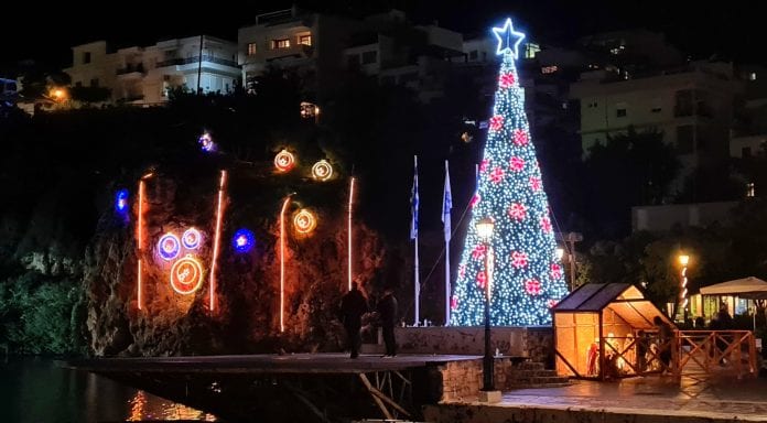 Φωτίστηκε το Χριστουγεννιάτικο δένδρο του Αγίου Νικολάου
