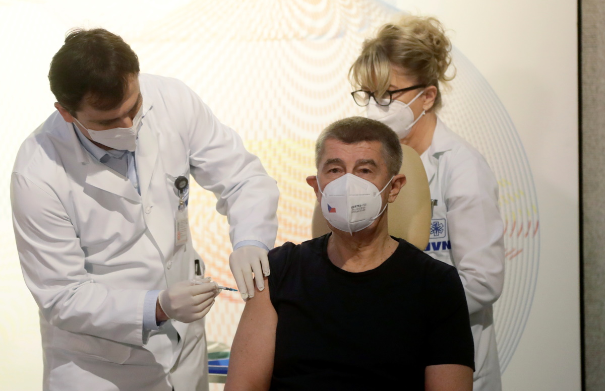Τσεχία: Ο πρωθυπουργός έδωσε το εναρκτήριο λάκτισμα του εμβολιασμού