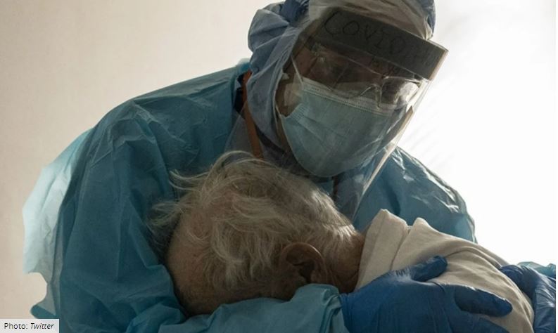 Viral η φωτο γιατρού που αγκάλιασε ηλικιωμένο με κορωνοϊό: «Έκλαιγε, προσπαθούσε να φύγει»