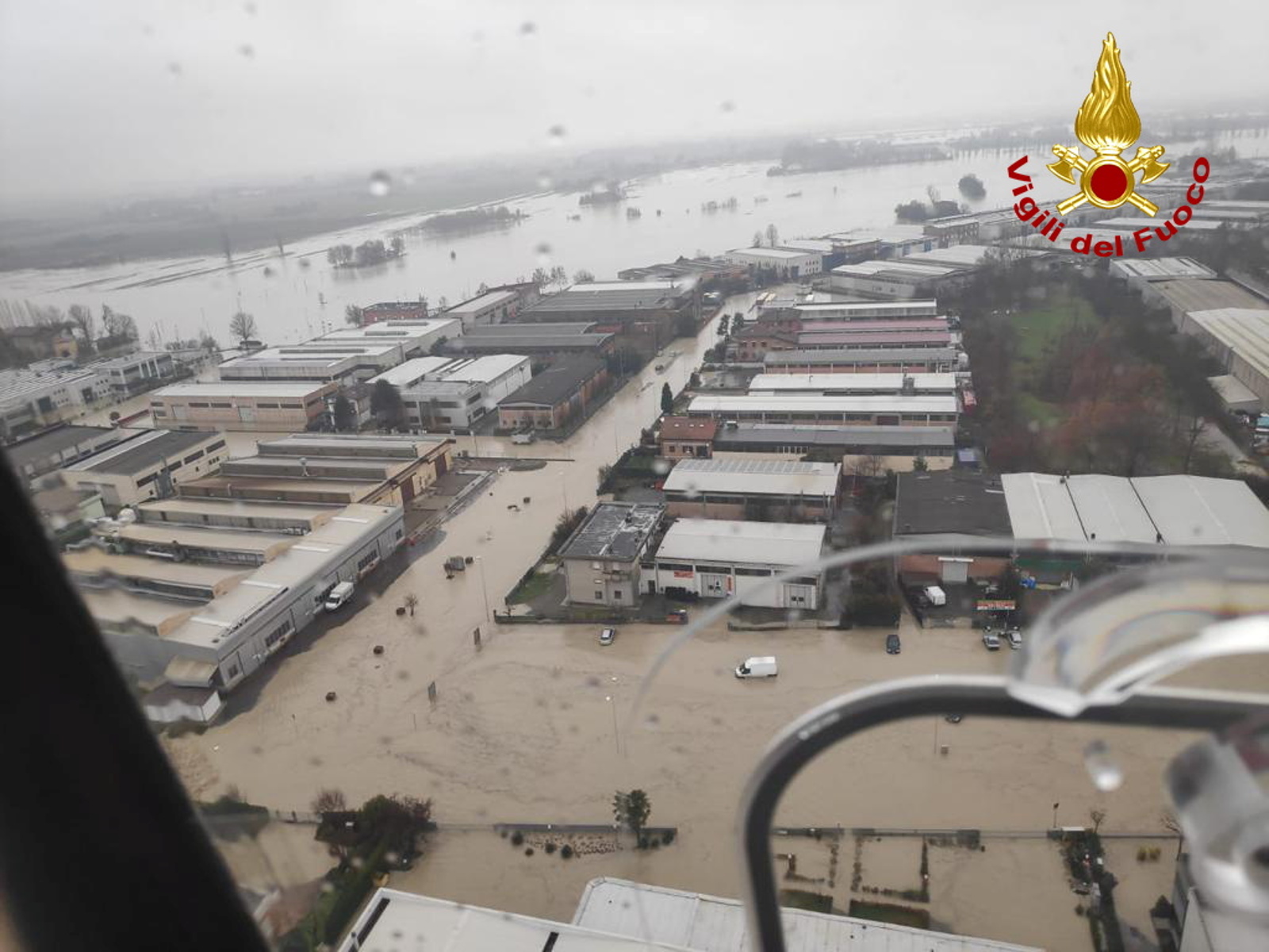 Βούλιαξε η βόρεια Ιταλία – Σφοδρές πλημμύρες σε πολλές περιοχές