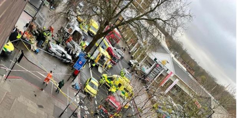 Συναγερμός στο Λονδίνο – Αυτοκίνητο έπεσε πάνω σε πεζούς!