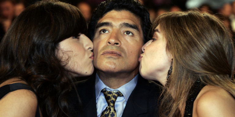 Repubblica: «Ο Μαραντόνα αποκλήρωσε τις κόρες του -Τα δίνει σε φιλανθρωπίες»