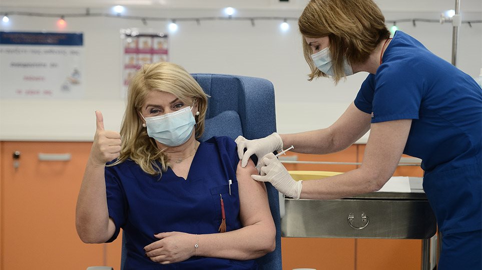 Ιστορική στιγμή: Ξεκίνησαν οι εμβολιασμοί στην Ελλάδα–Πρώτη νοσηλεύτρια του “Ευαγγελισμού”