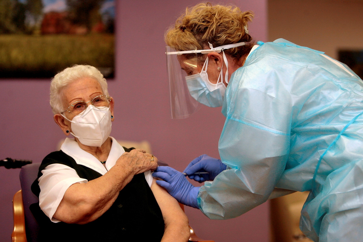 Ισπανία: 96χρονη σε οίκο ευγηρίας η πρώτη που εμβολιάστηκε