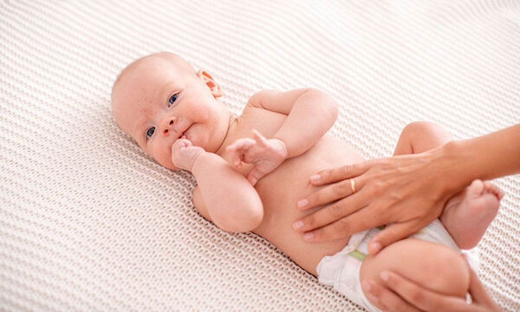 Βρεφικό μασάζ για να ανακουφίσετε το μωρό από τους κολικούς