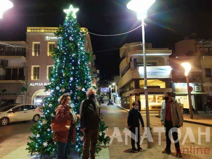 Φωταγωγήθηκε το Χριστουγεννιάτικο δέντρο στην κεντρική πλατεία της Σητείας