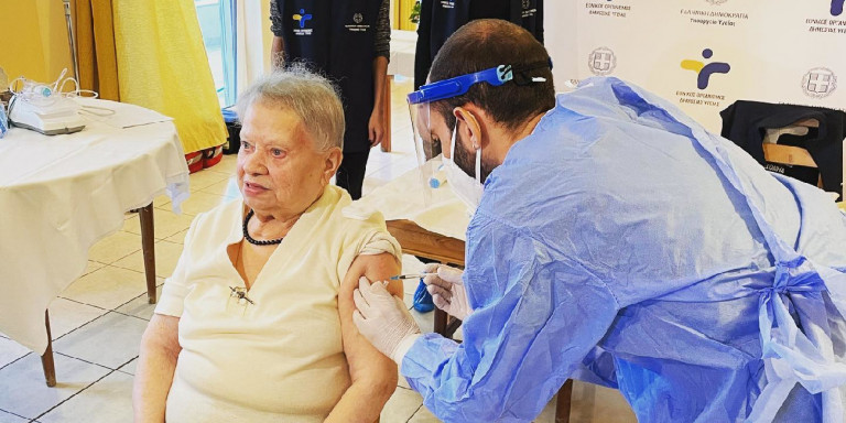 Η 95χρονη κυρία Δέσποινα η πρώτη που έκανε το εμβόλιο σε γηροκομείο
